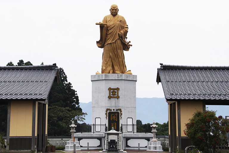 日蓮聖人大銅像